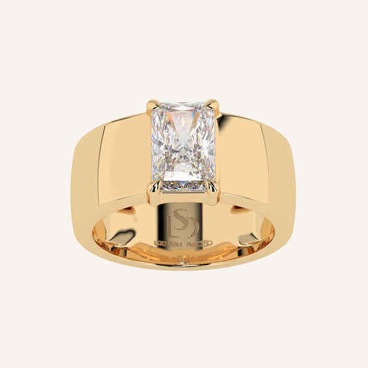 Anello a fascia liscia in oro giallo con diamante di laboratorio centrale taglio radiant, firmato LUXE SPARK Diamonds