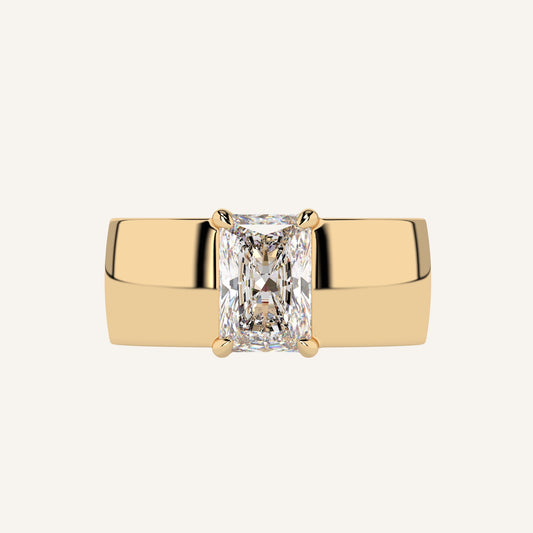 Anello a fascia liscia in oro giallo con diamante di laboratorio centrale taglio radiant, firmato LUXE SPARK Diamonds