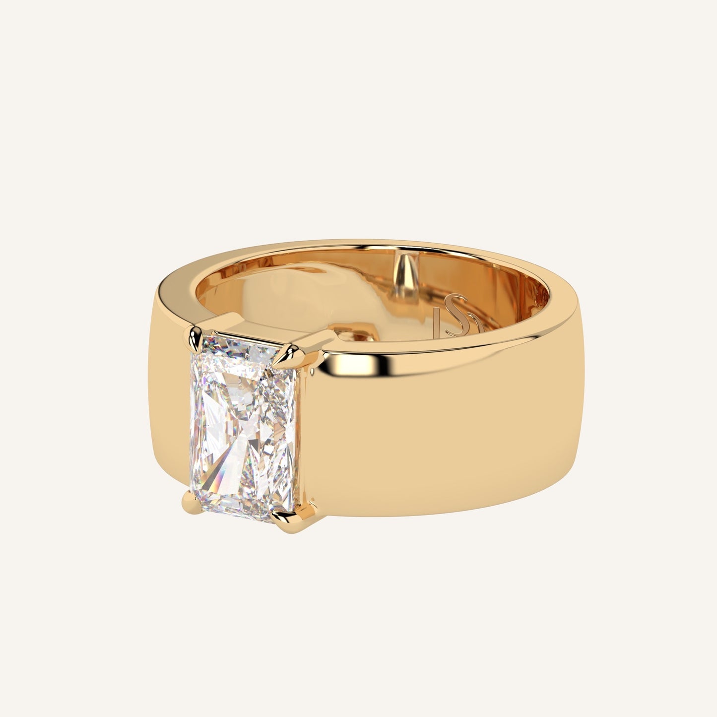 Anello a fascia liscia in oro giallo con diamante di laboratorio centrale taglio radiant, firmato LUXE SPARK Diamonds