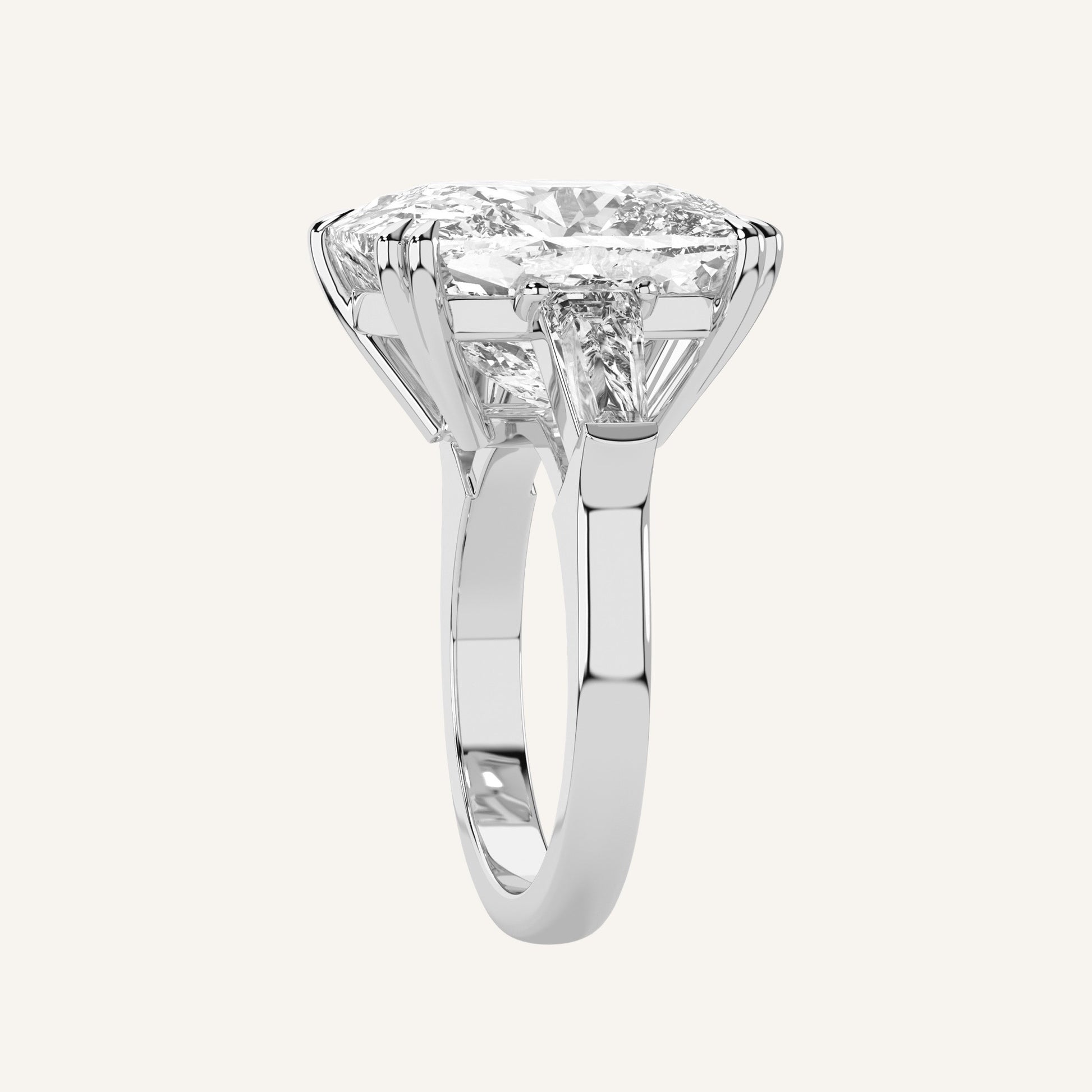 Anello in oro bianco con diamante di laboratorio centrale da 12 carati e baguette laterali, firmato LUXE SPARK Diamonds