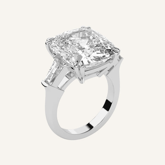 Anello in oro bianco con diamante di laboratorio centrale da 12 carati e baguette laterali, firmato LUXE SPARK Diamonds