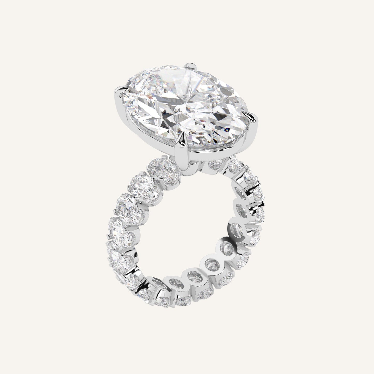 Anello eternity in oro bianco con diamanti di laboratorio ovali e centrale da 10 carati, firmato LUXE SPARK Diamonds