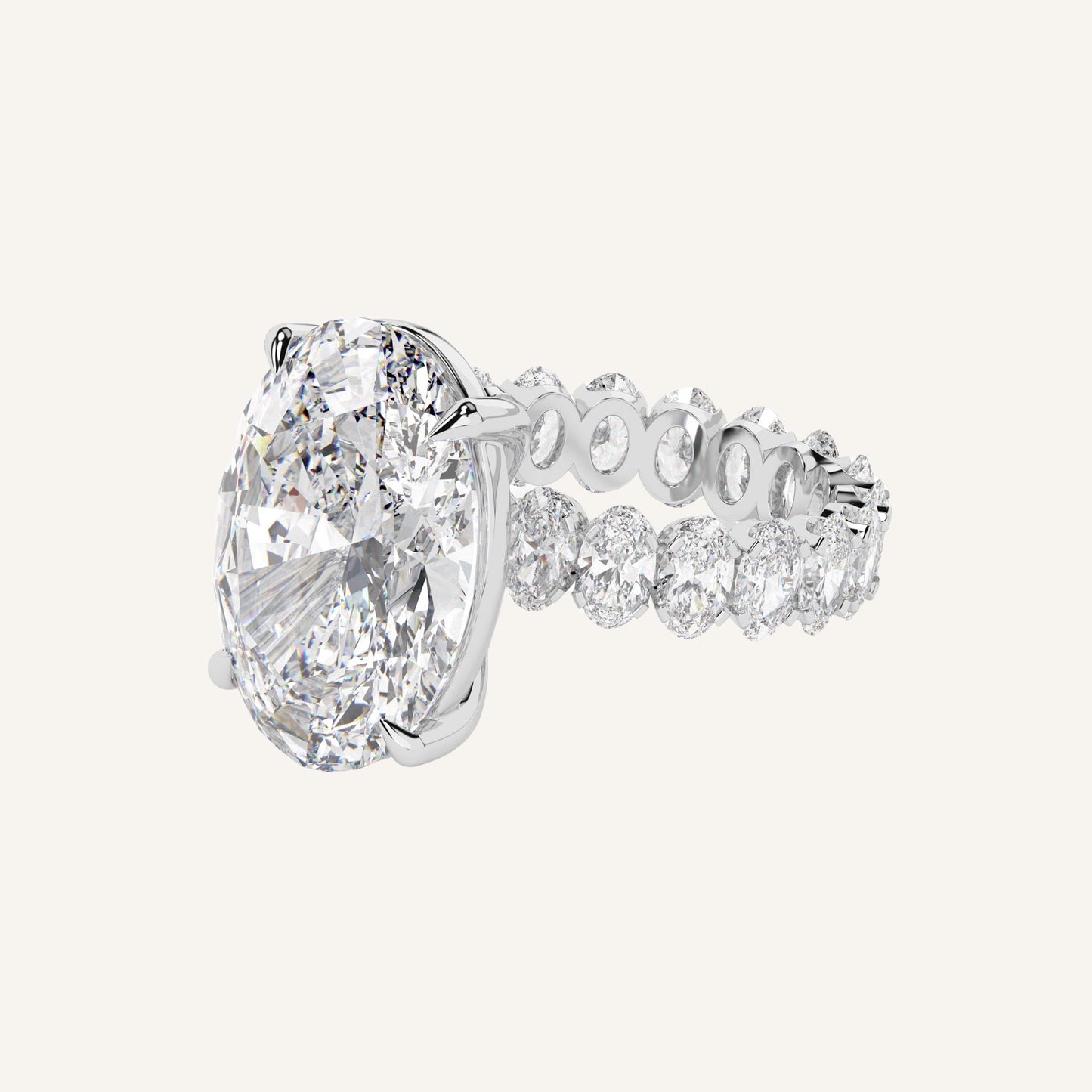 Anello eternity in oro bianco con diamanti di laboratorio ovali e centrale da 10 carati, firmato LUXE SPARK Diamonds