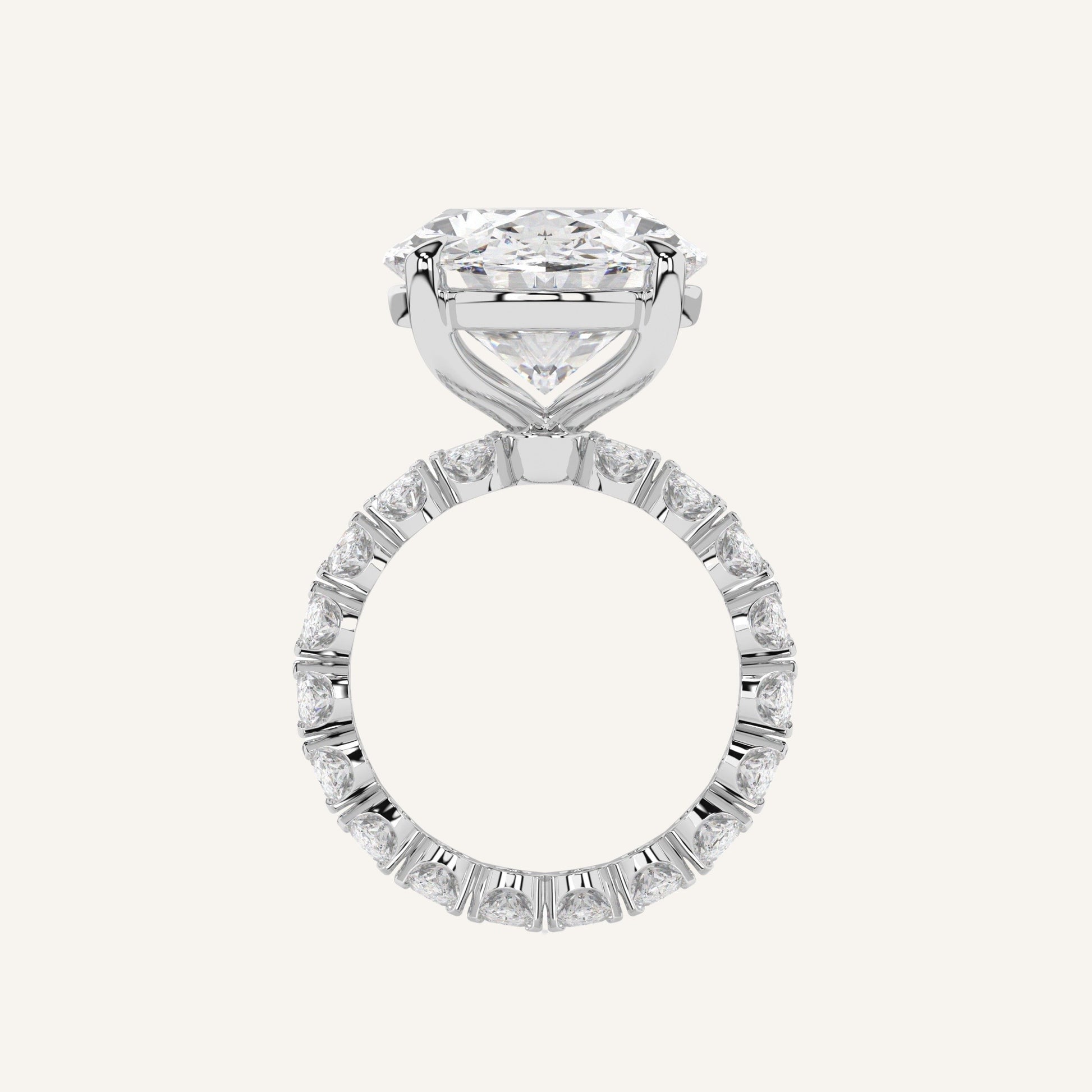 Anello eternity in oro bianco con diamanti di laboratorio ovali e centrale da 10 carati, firmato LUXE SPARK Diamonds