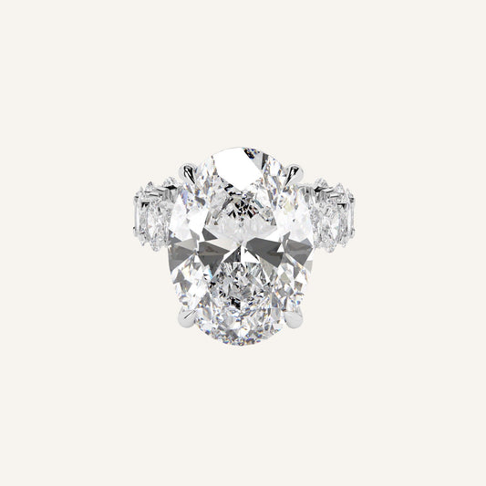 Anello eternity in oro bianco con diamanti di laboratorio ovali e centrale da 10 carati, firmato LUXE SPARK Diamonds