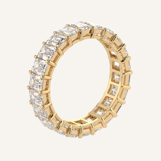 Anello eternity in oro giallo con diamanti di laboratorio taglio smeraldo, firmato LUXE SPARK Diamonds