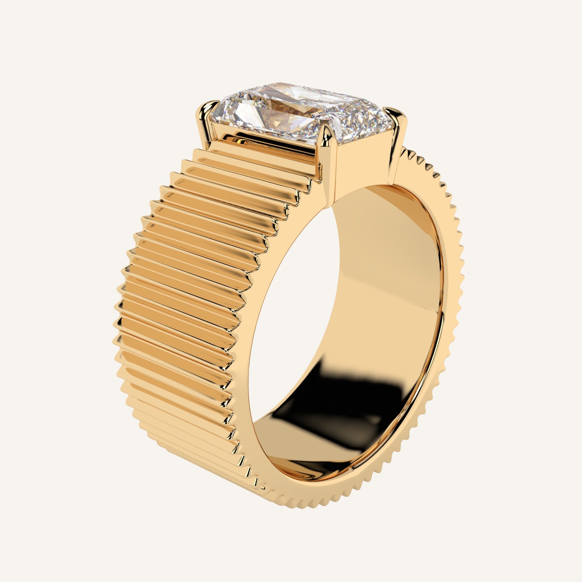 Anello a fascia in oro giallo con motivo cannettè e diamante di laboratorio centrale taglio radiant, firmato LUXE SPARK Diamonds