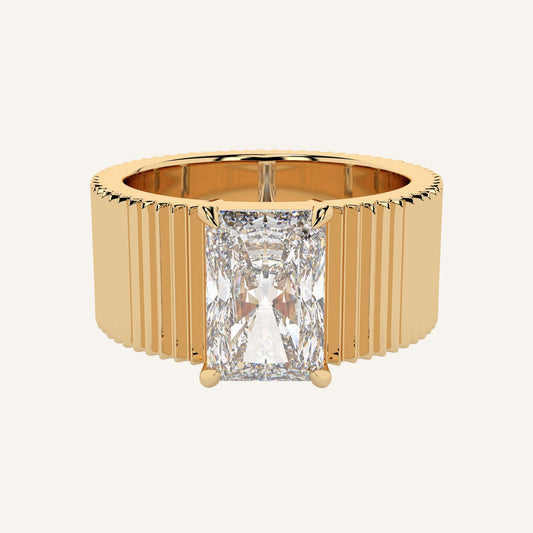 Anello a fascia in oro giallo con motivo cannettè e diamante di laboratorio centrale taglio radiant, firmato LUXE SPARK Diamonds