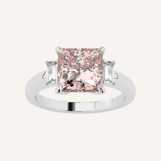 Anello in oro bianco con diamante di laboratorio centrale fancy vivid pink taglio princess, firmato LUXE SPARK Diamonds