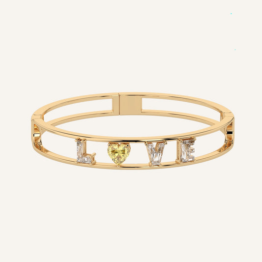 Bracciale LOVE in oro giallo con diamante di laboratorio fancy yellow a forma di cuore e iniziale, firmato LUXE SPARK Diamonds